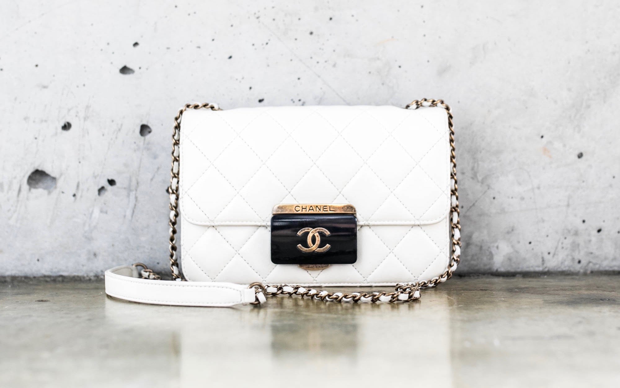 Chanel Beauty Lock Flap Ivory Leather with Black and Brass Hardware Crossbody (LRXZ) 144020005026 Do