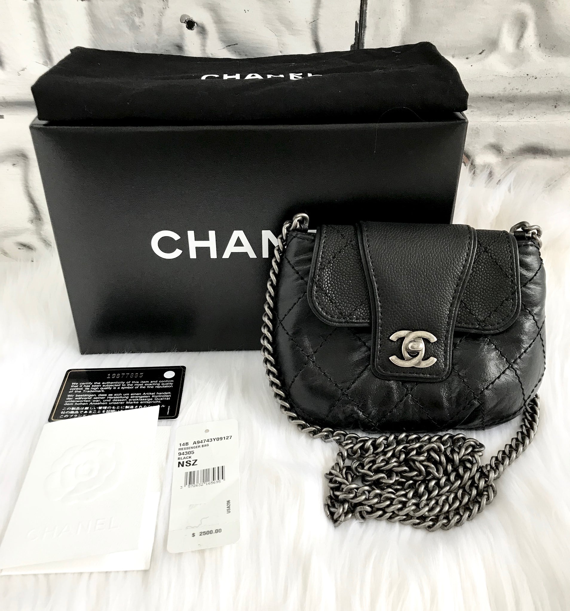 Shop CHANEL 2021 SS Small Messenger Bag (AS2447 B05440 94305) by lufine